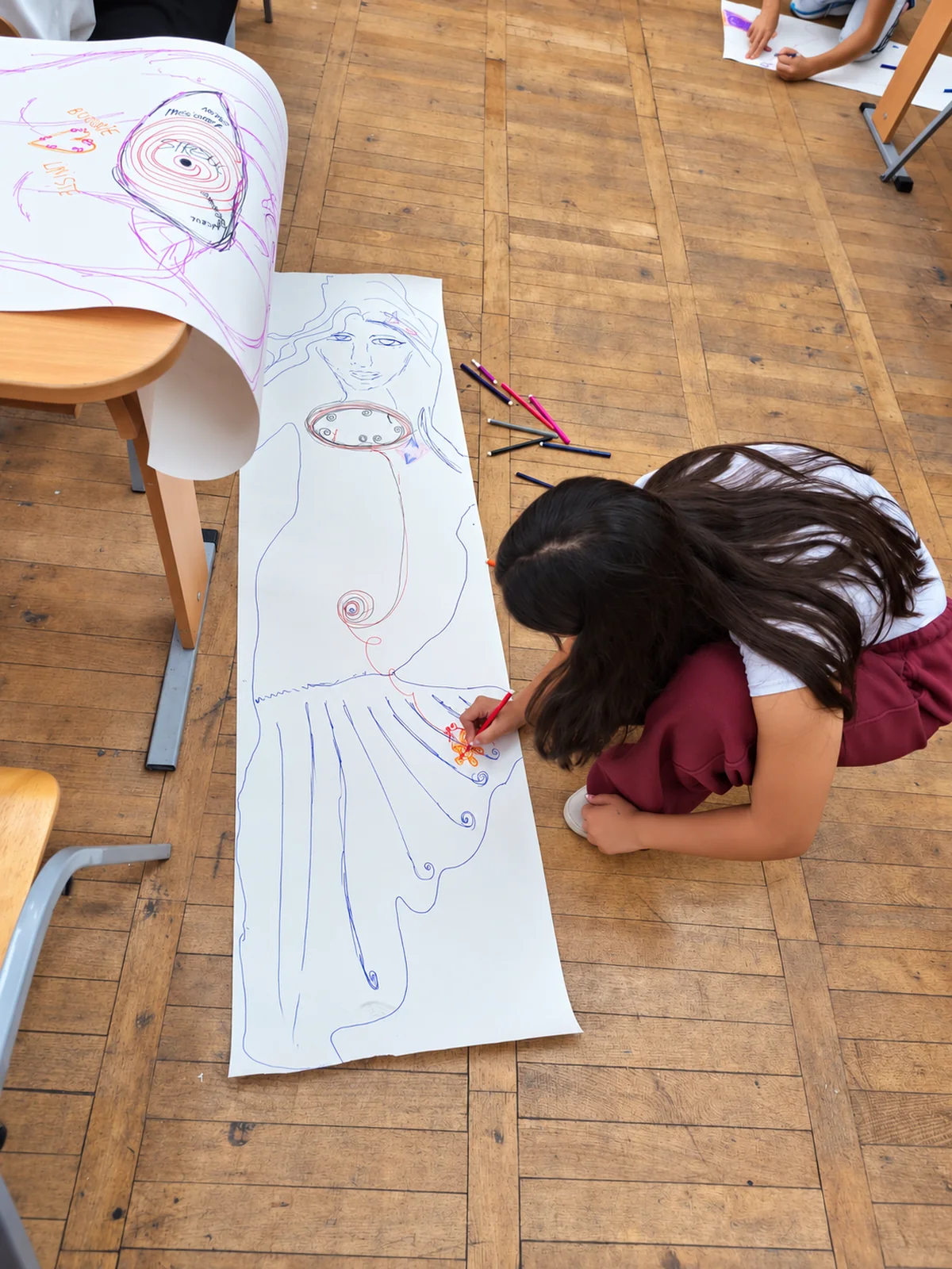 Camera de Ecou — participant working on a body map on the floor