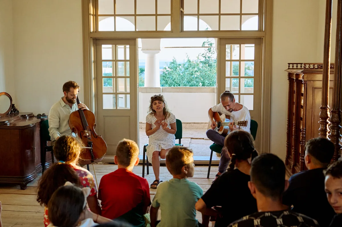 Film at the Manor — trio muzical