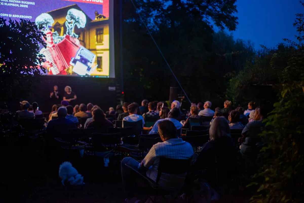 Film at the Manor — afiș de proiecție