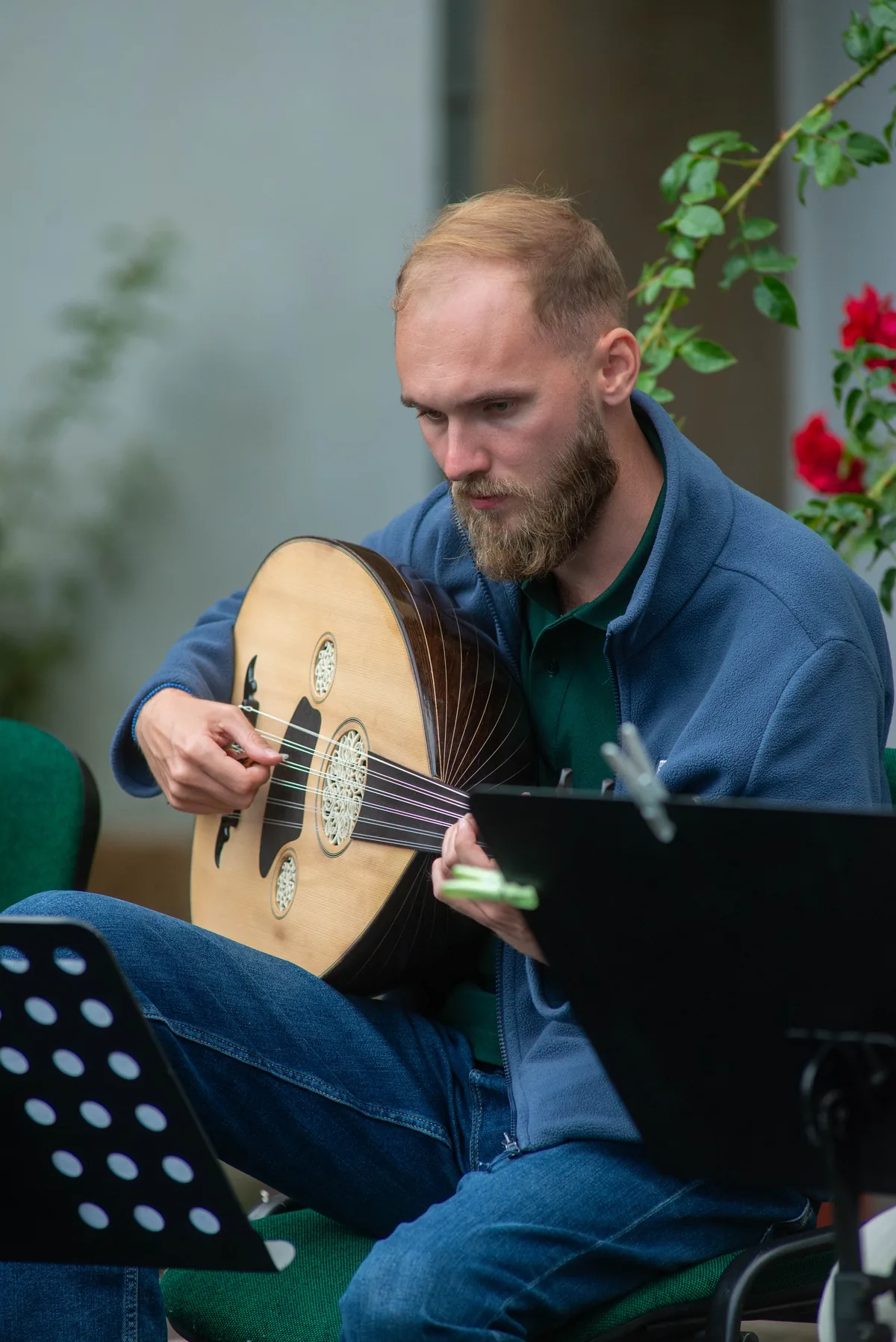 Film at the Manor — muzician la chitară