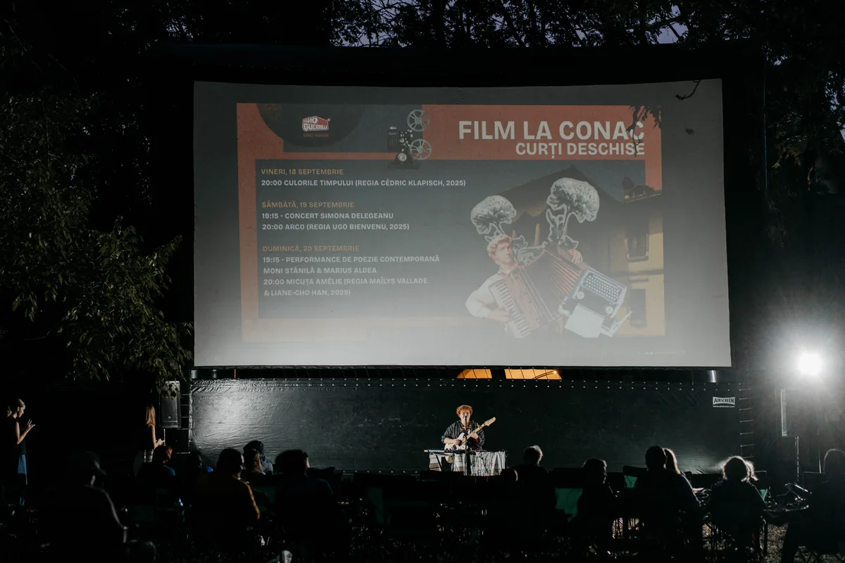 Film at the Manor — afiș de proiecție
