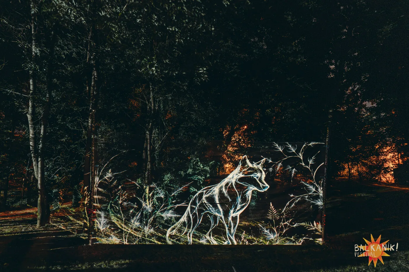 Forme care tac / Forme care luminează — video mapping lup, Balkanik Festival